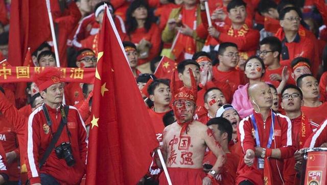 他坐在轮椅上拿着奖章庆祝属于他的这份至高无上的荣誉，周围人也前来替他高兴为他庆祝。