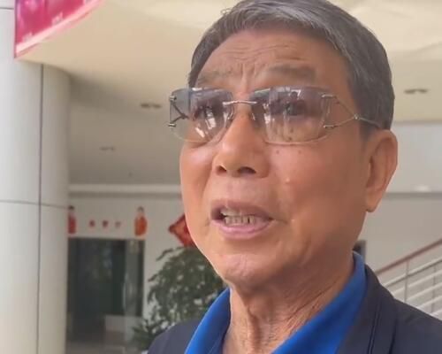 蕾妮·齐薇格单肩裙面容显苍老，和男友道尔·布莱姆豪尔牵手大秀恩爱。
