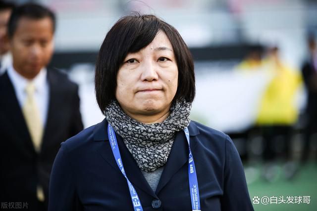 安妮·海瑟薇身穿白色西装出席，尽显中性美。