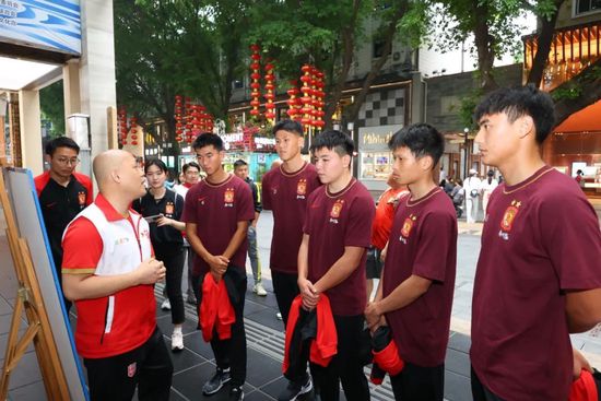 这些身姿挺拔、目光清澈的形象，承载着风霜压不垮的信念，他们从历史中走来，在光影中获得了不朽的生命与灵魂，成为激励整个民族的精神火炬。