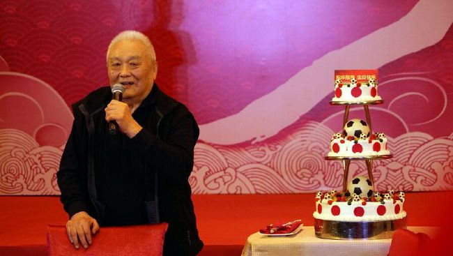 赛琳娜亮相胸门大开露半球 舞台穿bra火辣十足 2013-12-03 当地时间12月2日，美国达拉斯，赛琳娜·戈麦斯参加106.1KISS电台举办的2013年度圣诞演出，赛琳娜胸门大开，露出双半球，性感妩媚。