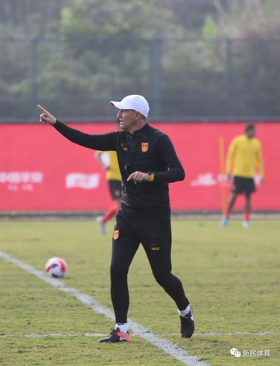杰西卡一袭桃红色礼服格外亮眼，隐约露出的胸部轮廓性感动人。
