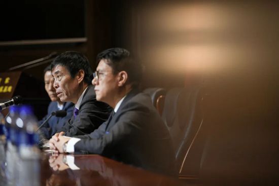 在人类失去做梦的能力的时代，仍有一种生物被梦境中逐渐消失的幻象所吸引，一个可以感知幻象的女人选择进入“电影怪兽”的梦境，揭开其中隐藏的真相。