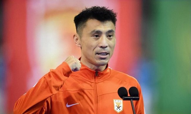 凯特·布兰切特身穿白色修身长裙优雅亮相，获BFI最高荣誉奖再添荣誉，媒体争相采访人气高涨，她与“甘道夫”伊恩·麦克莱恩的相聚无疑成为现场焦点。