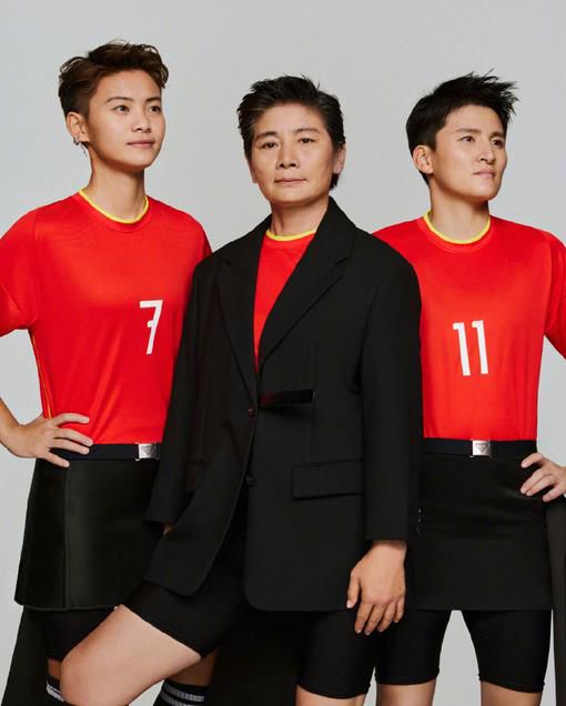 她穿着背心、长裤，手里拿着简 《古墓丽影》点映 史上最多劳拉聚会创吉尼斯纪录 2018-03-09 电影《古墓丽影:源起之战》3月8日在北京、上海、广州、成都举行精彩片段四城点映，当天更有316名Coser齐聚北京点映现场，创下一项全新的吉尼斯世界纪录——最多人装扮成劳拉·克劳馥。