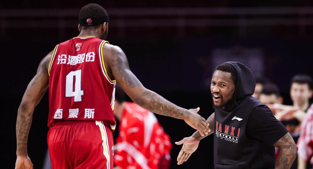 这部影片故事线设定在《侏罗纪世界2》之后，《侏罗纪世界3》 之前，可以算作《侏罗纪世界3》的前传短片。