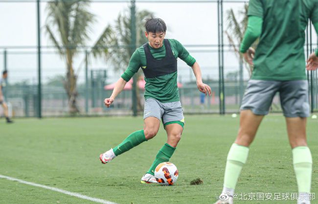这种模式速度快、爆发力强，高度依赖于对社会情绪的精准洞察和强大的资源整合能力。