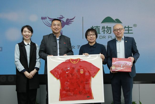 镜头处理上，张艺谋也借助写字楼的镜子、车窗的玻璃，让光线折射下的人物显得更加错乱，虚实难分。