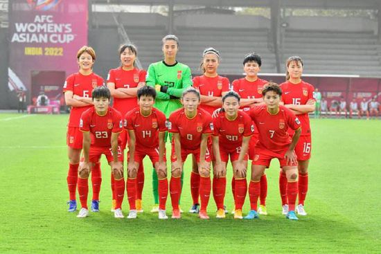 从孤儿院走廊的一把匕首单挑30人，到与成龙硬碰硬的终极对决，梁家辉硬是用凌厉的动作戏就诠释出了一个刀刀见血的狠辣反派。