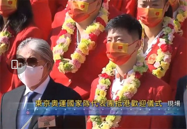 预告片中，路易斯·莱恩直接点破超人的身份，克拉克·肯特也坦然承认“我就是超人”，摒弃了传统超英电影中“隐藏身份”的老套路。