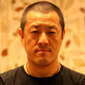 当晚，帕丽斯·希尔顿一袭孔雀绿裙装，一头金发随意扎个马尾，即使已经是晚上也要佩戴黑超，凸显气场；但是在未婚夫卡 帕丽斯·希尔顿过30岁生日 头戴红花如“杨二” 2011-02-17 当地时间2月15日，好莱坞名媛帕里斯·希尔顿(Paris Hilton)与男友塞·维茨(Cy Waits)一同庆祝30岁生日。