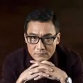 《蜂蜜的针》曝终极预告 袁泉上演除害猎杀法则3453人看过 《阳光女子合唱团》MV上线 A-lin歌唱爱与幸福2103人看过 《天才游戏》曝预告 彭昱畅丁禹兮化身纯恨宿敌2667人看过 《纯真年代的爱情》研讨会 孙千王天辰忆拍摄往3157人看过 新闻首页 电影新闻首页 明星新闻 华语 海外 成龙、梁朝伟、小贝、李栋旭等观战NBA中国赛 日前，25-26赛季NBA季前赛在中国澳门举行，成龙、梁朝伟 、刘嘉玲、任达华、大卫·贝克汉姆、林书豪、李小鹏、李栋旭、刘宪华、杜华、李汶翰等到场观.Disney+剧集《诉讼女王》（All\'s Fair）在化学之家举行首映礼。