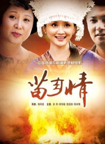 三人不约而同地选择了黑色上衣与牛仔长 2024维密大秀！