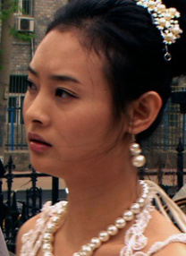 姚晨早早来到现场布置做准备，导演冯小刚夫妇、杜淳、陈奕利、熊乃瑾等好友悉数到场庆祝。