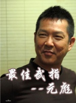 见到有媒体，她立刻用手里的包遮住隆起的肚子。