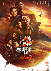 而目前，出于宣传的目的，制片方公布了影片的大量剧照，在这些剧照上，我们能看到克里斯汀·贝尔扮演的美眉校探维罗妮卡周游在各种人物的周围，获取情 《扑克脸2》曝预告 奥卡菲娜、辛西娅·艾莉佛加盟 2025-04-17 日前，《扑克脸 第二季》（Poker Face）发布新预告，娜塔莎·雷昂联合莱恩·约翰逊共同执导，并回归饰演查理，继续上路冒险，破解新的谋杀案。