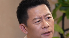 短视频平台上，“注意看，这个男孩叫小帅”的机械旁白已成主流，低成本的有声书、广告配音市场被AI迅速占领。
